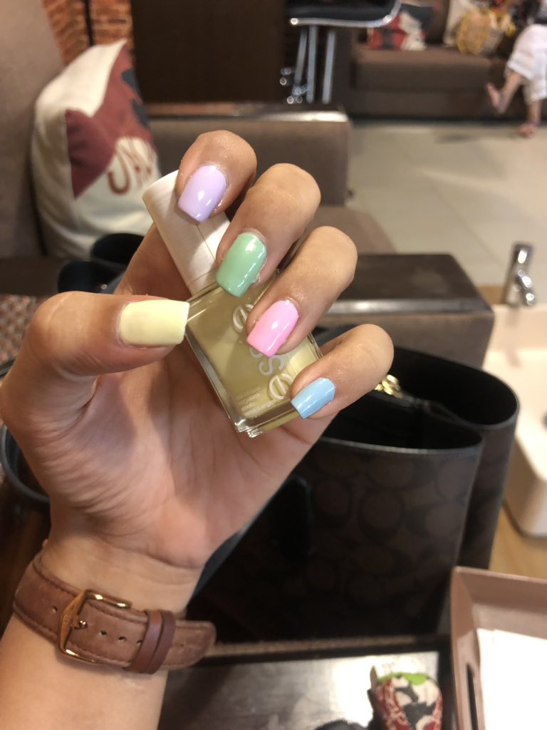 When your brain is so lazy , you can’t even pick between nail colours 🤷🏻‍♀️