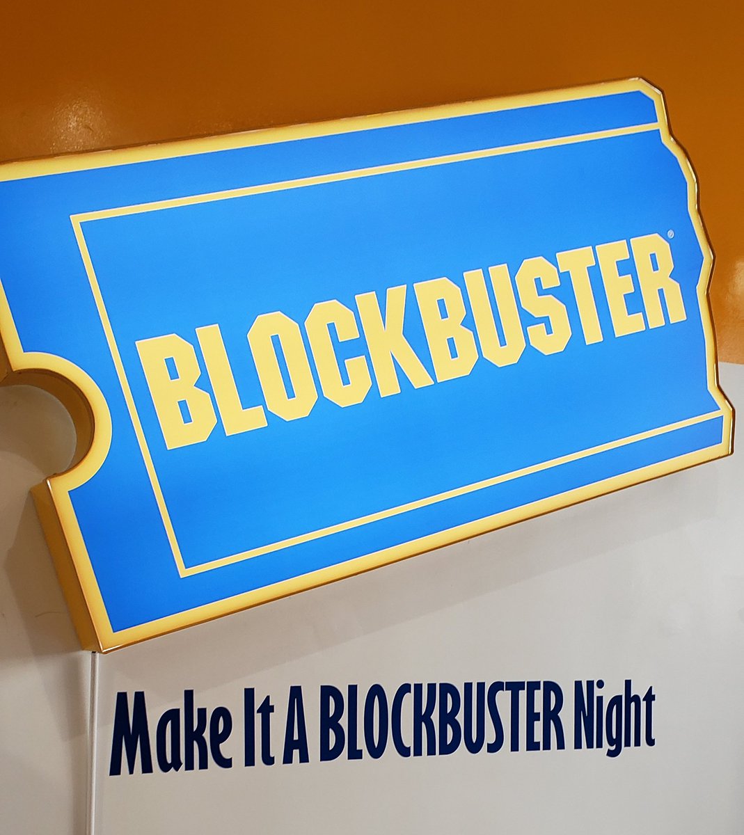 StevenZurita's tweet photo. Just chillin at #Blockbuster in 2019, trying to return my Thumbtanic DVD. @loneblockbuster #BlockbusterPopUp https://t.co/iPfsxtaXrD