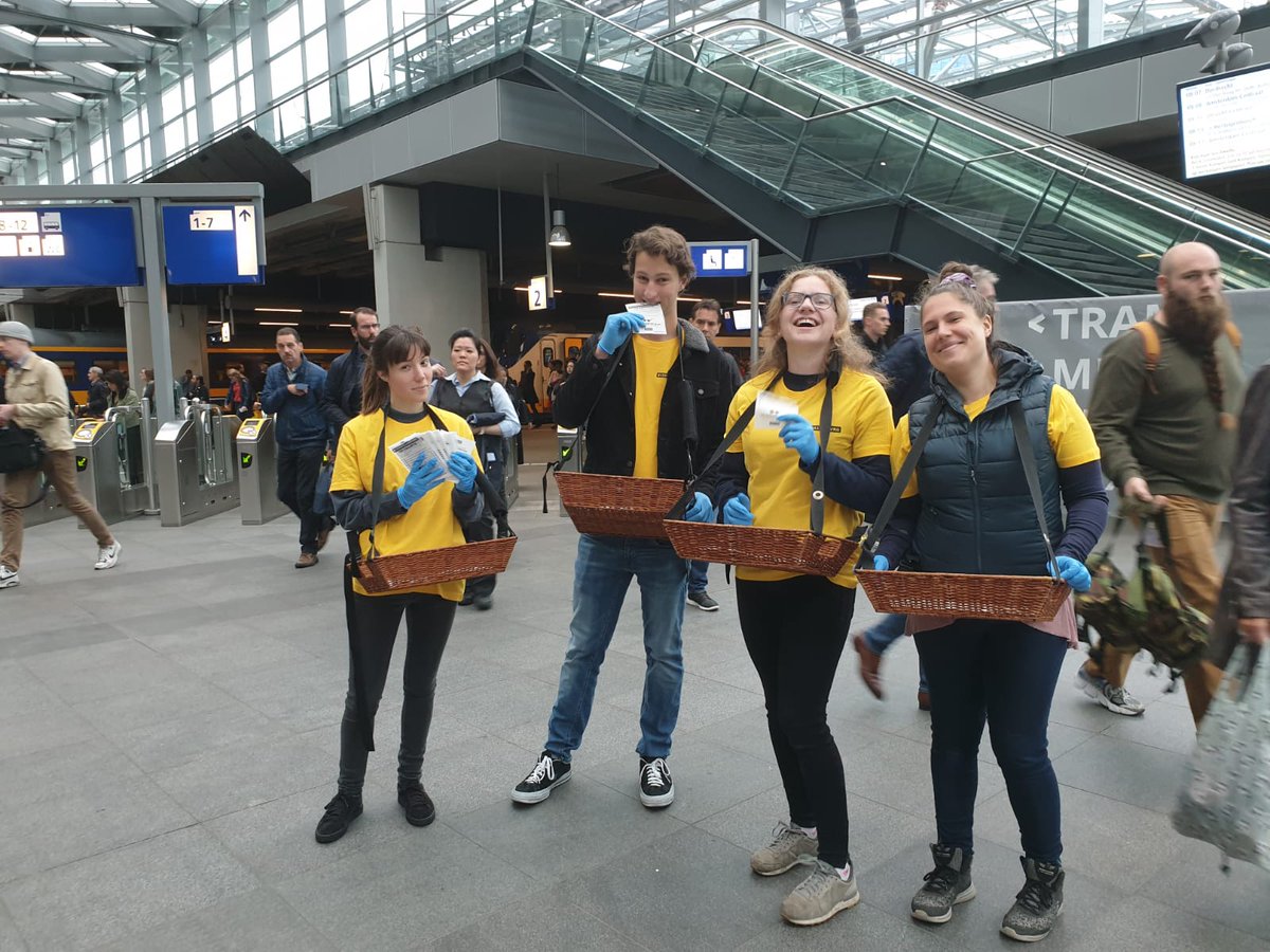 Heb je ons al gespot op #DenHaag Centraal?  We delen EETBAAR papier uit met 5 tips om verspillingsvrij op vakantie te gaan! Laat ook even weten hoe -ie smaakte 😉 #Verspillingsvrij #treinleven <a href="/stvv_nl/">Samen Tegen Voedselverspilling</a>