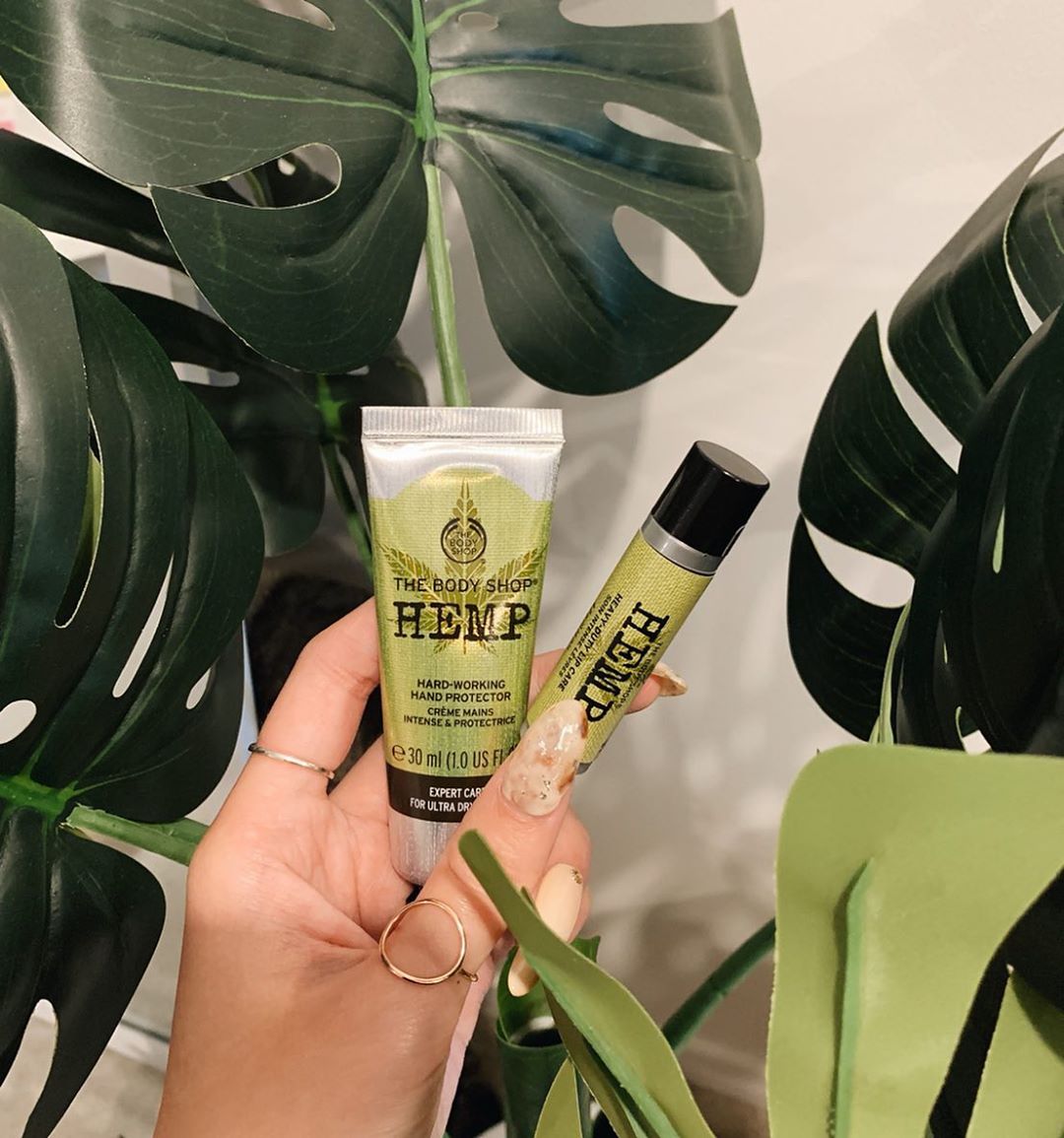 TheBodyShopAus's tweet photo. Double up on that #HEMPOWER with this duo π
Just pop them in your bag for supple, hydrated skin on the go!
Shop our Hemp range π https://t.co/FpSrhwSAcZ
πΈ via @calistacherrie on IG https://t.co/aEmtUszzWL