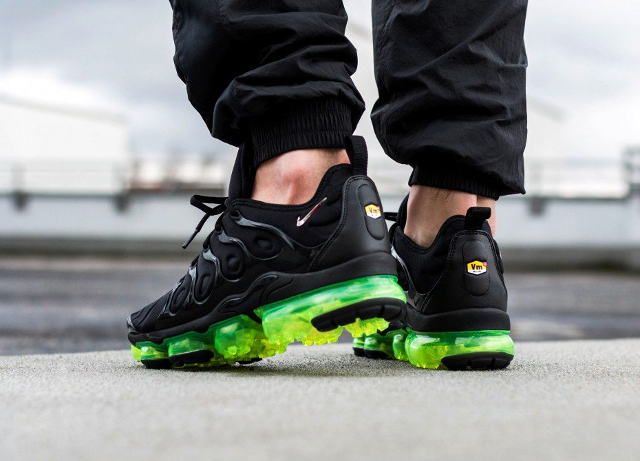volt green vapormax plus