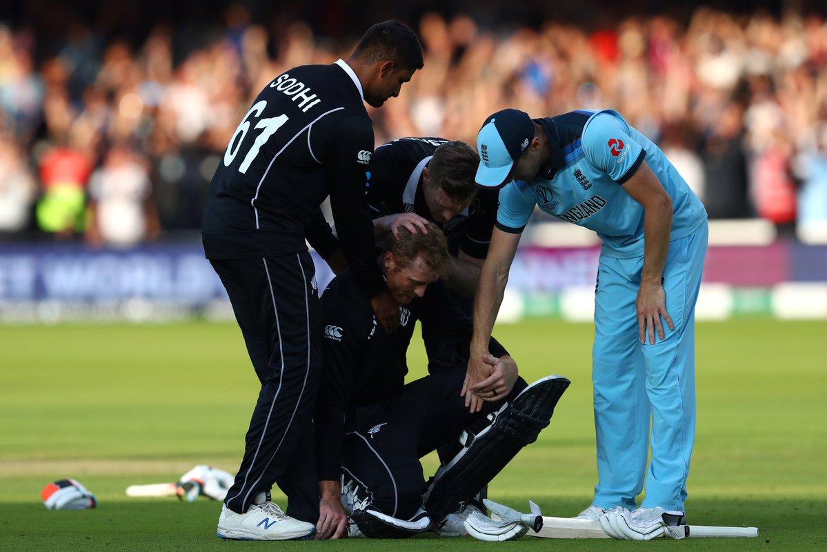 TheCaulfieldWay's tweet photo. Even in your moment of complete triumph.....
Well played Chris Woakes, well played
#thatsunday https://t.co/zI7CaMLtxk