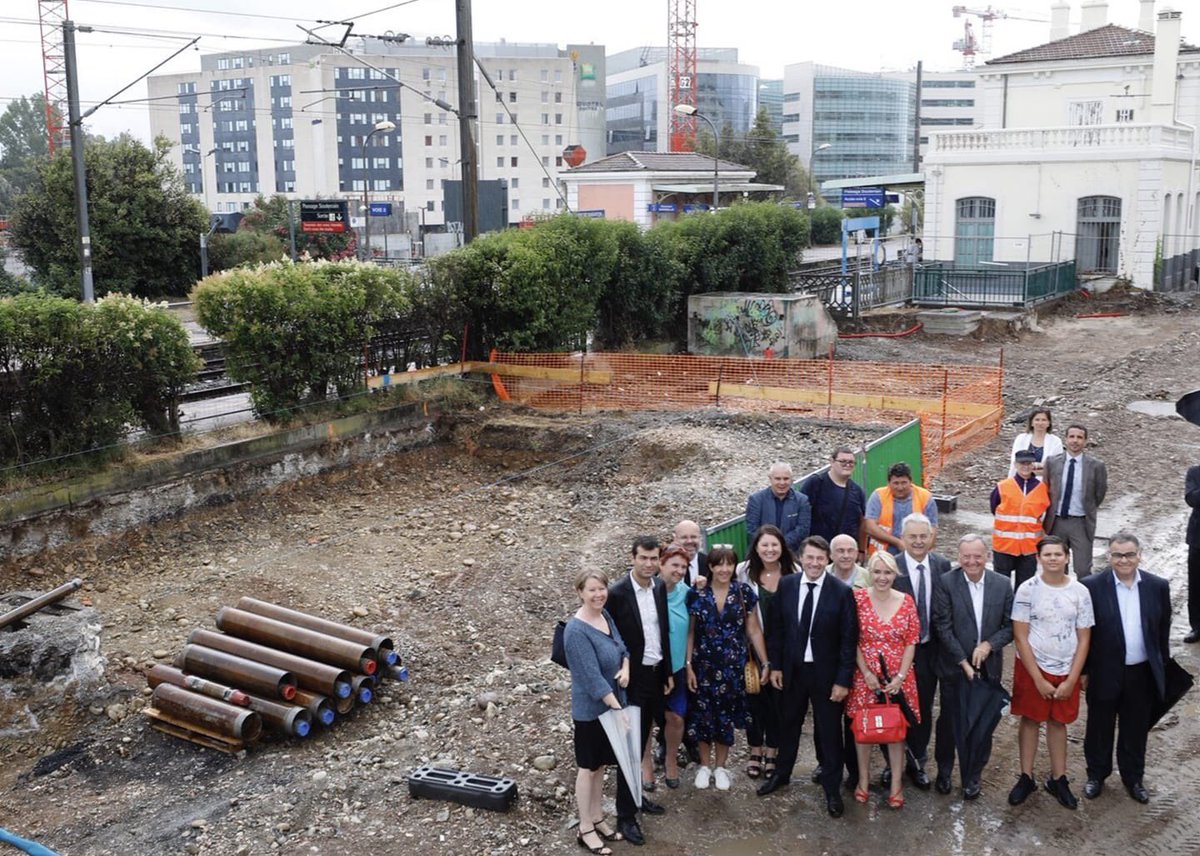 Lancement du chantier de raccordement de la Voie Mathis à l'autoroute : un projet qui fluidifiera la circulation, transformera nos déplacements et apaisera le quartier. Quelques chiffres : 150 arbres, 10 000 arbustes, 2 500 m² d’espaces verts, une piste cyclable bidirectionnelle.
