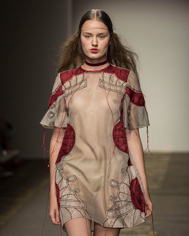 Dall’evento finale PRIVATE3 inserito nel calendario di AltaRoma, hanno sfilato le creazioni degli studenti dell’Accademia di Belle Arti di Roma 👏🏻🔥
.
.
#fashiongraduateitalia #piattaformamoda #basemilano #fgi2019 #fashionweek #potd #tbd #design #fash… ift.tt/2k0SUPL