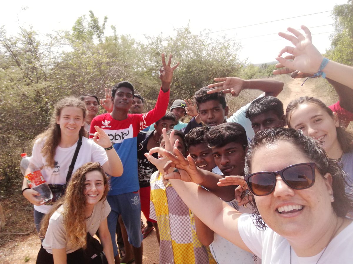 PROYDE_Levante's tweet photo. La búsqueda de espacios de encuentro con el otro y de vivencias fraternas son otros de los objetivos del voluntariado internacional juvenil de #GentePequeña en la #India. #Voluntariado #Solidaridad #SomosPROYDE #SomosLaSalle #300LaSalle https://t.co/VU4PG4XjVF