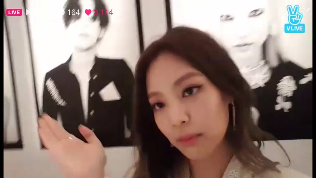  #Jennie did a V Live during a Chanel event and she proudly showed a big  #GDRAGON pic.  #BIGBANG  @YG_GlobalVIP  #BLACKPINK  @ygofficialblink