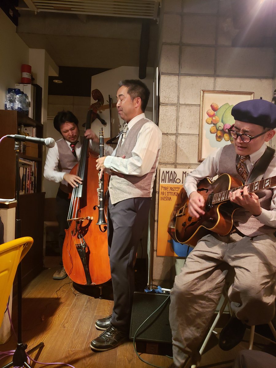 Great Combo Of   #DailyJapanEats Plus   #DailyJapanMusic At Focacceria Altamura In Kagurazaka - Focaccia With A Side of Jazz, Provided By The Ochamena Jazz Trio!  #おちゃめな   #ジャズ  #アルタムーラ   #神楽坂  http://ypmlabel.main.jp   http://www.altamura.jp 