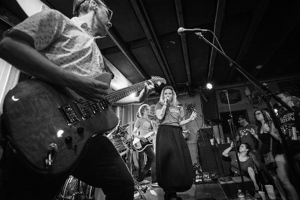 Photos of <a href="/LettersToCleo/">Letters To Cleo</a> at The Beachcomber...

daykampmusic.com/2019/07/15/let…