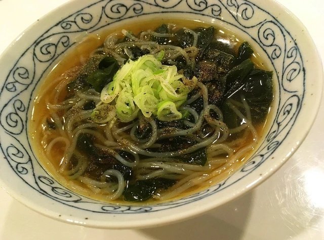 ore825's tweet photo. 最高にヘルシーでおいしい、しらたきを最大限においしく食べる痩せ飯

「わかめラーメン風しらたき」

ぬるま湯で良く洗ったしらたき200g、カットわかめ5g、水350cc
、ウェイパー小さじ1半、醤油小2、ごま油小2を鍋にいれ沸いたら長葱、胡椒少々振るだけ！

わかめのおかげで満足感パない！超オススメ https://t.co/87qWq24jFu