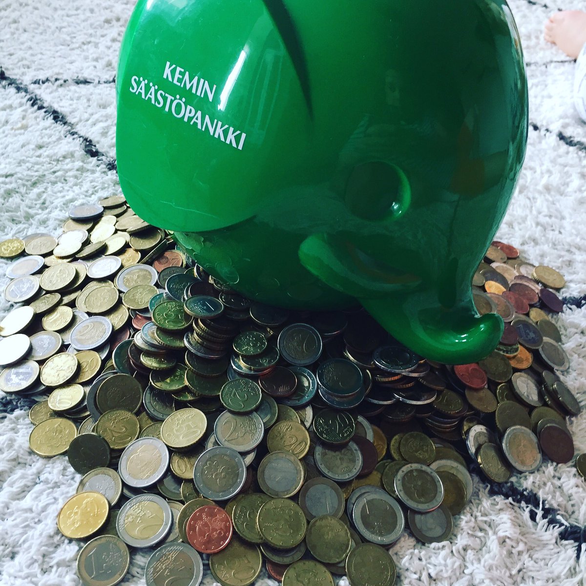 Tilipäivä. Makia laskeskella kolikoita lasten kanssa. Seuraavaksi tyhjennys ehkä 2035, jos silloin vielä käytetään fyysistä rahaa 😃#lapinpankkiiri