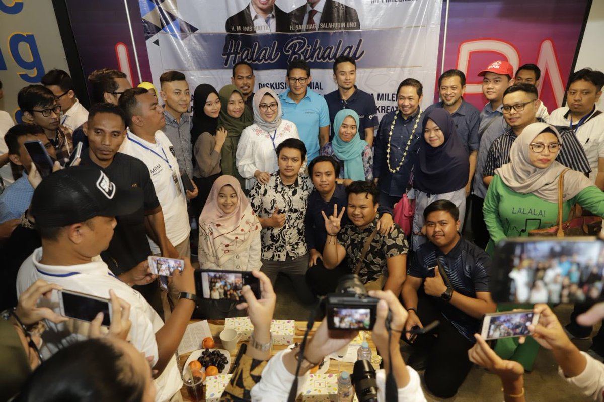 broanismatta1's tweet photo. Bang Sandi mencontohkan hal itu.. Dia mengakui kekalahan, move on, dan kita kerja lagi.. Kobarkan semangat Indonesia!!https://t.co/swA6EUFB06 https://t.co/eewdb93CO8 https://t.co/xXAJvHtIMS