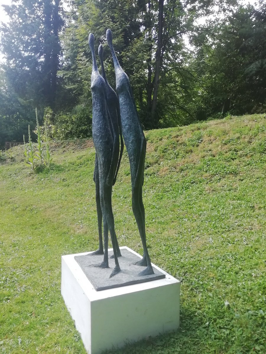 Artistics_FR's tweet photo. 3 Grandes Figures Debout I de Pierre Yermia à découvrir dans les jardins du Château de Bois-Guilbert (Seine-Maritime) tout l’été dans le cadre de la 11e Biennale de #sculpture. https://t.co/4X18wcj8jm https://t.co/QfVqdoXkYp