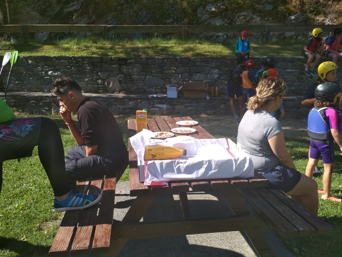 kayaksort's tweet photo. L' @AEPallars i l' @ajuntamentsort agraeïxen la col·laboració de l' Ajuntament de #llavorsi en l'esmorzar que ha tingut lloc aquest matí just abans de començar el descens turístic. Ben poca cosa ha quedat ;)

#56Ralli #noguerapallaresa #pallarssobira https://t.co/KQyPEM0oiG