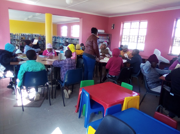 schoolaiduk's tweet photo. Lithabaneng Primary School library, Lesotho, where our winter holiday reading clubs will take place. Children from the local community also gather to enjoy books from our terrific friends @UsborneBAH - giving African children access to much needed resources #EveryChildLearning https://t.co/cPhvt5juCC