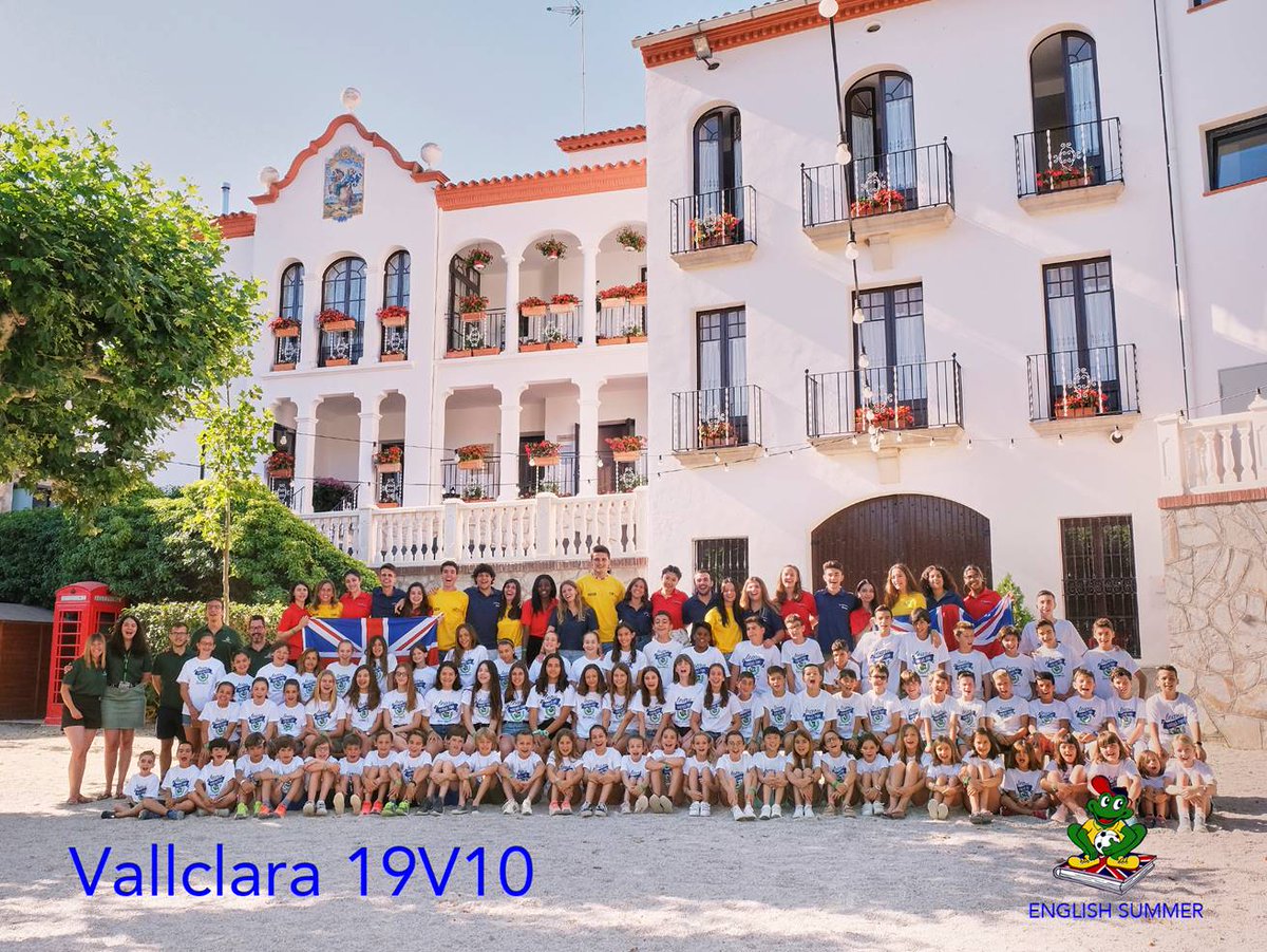 EnglishSummerSA's tweet photo. Foto grupal del 1º turno de #ESVallclara y el 2º turno de #ESTamarit que acabaron su #campamentodeverano este fin de semana. Thank you and see you soon!🐸💙 https://t.co/1KUyV25Zo4