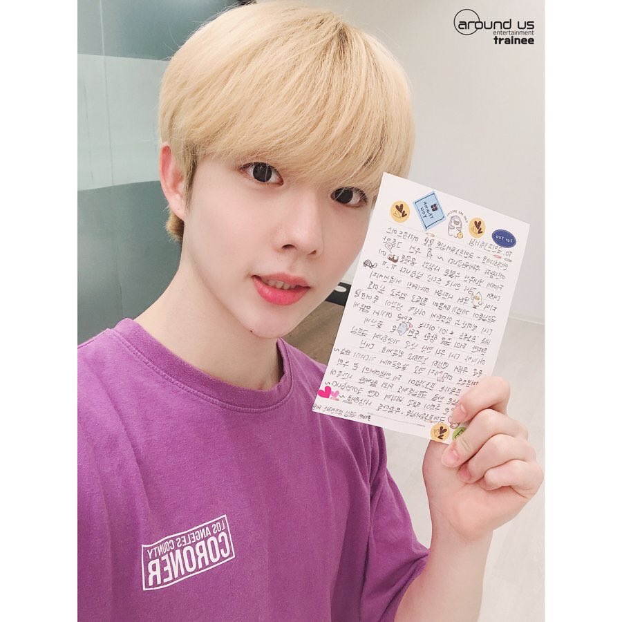 AUTraineeTR's tweet photo. [♥️] Around Us Woo Jewon’un mektubu ile fotoğrafını paylaştı.

#우제원 #WooJewon #AroundUs #AroundUsTrainee #Arvely https://t.co/DUarE5LK02