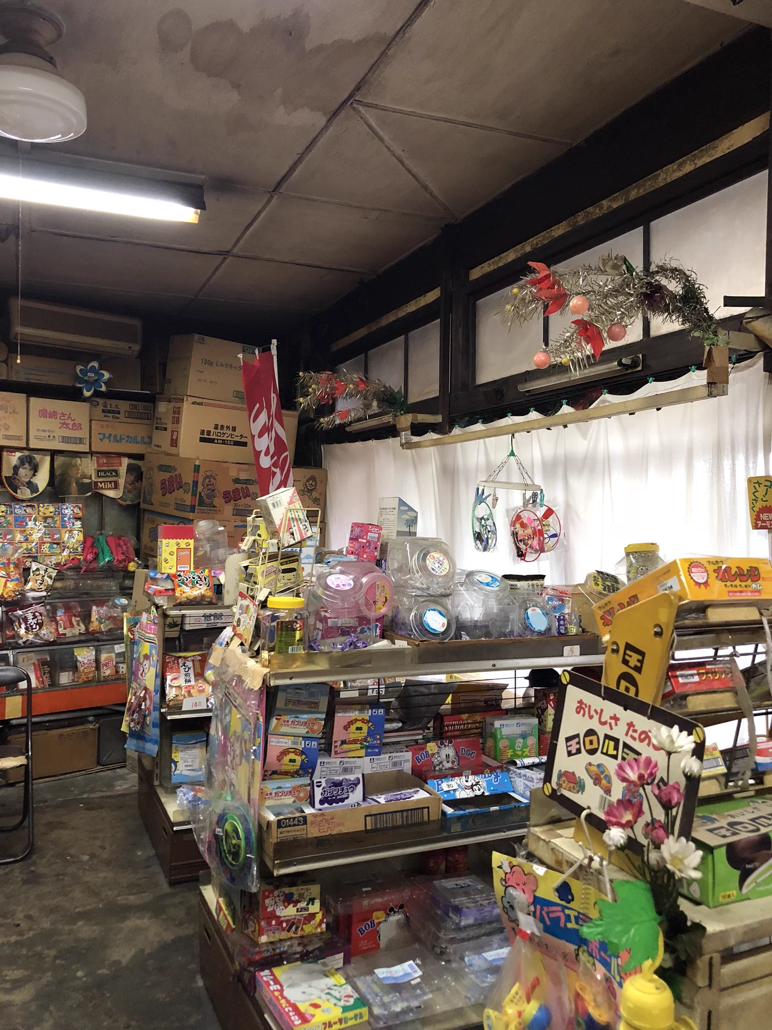 昔ながらの奇跡の駄菓子屋さんを発見!!!!!!!!!これは興奮するレベル!!!!!!!!!