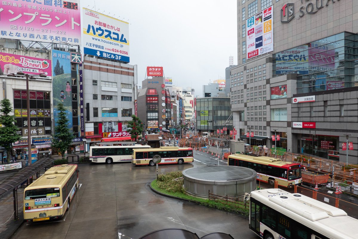 お気楽生活 今でも変わらない くまざわ書店 の看板にホッとさせられます 八王子北口を下りると丸井 その横がくまざわ書店 お隣が鉄生堂書店でしたね つい最近 日野駅前のくまざわ書店も100円ショップになりました 時代でしょうか 駅前から書店が