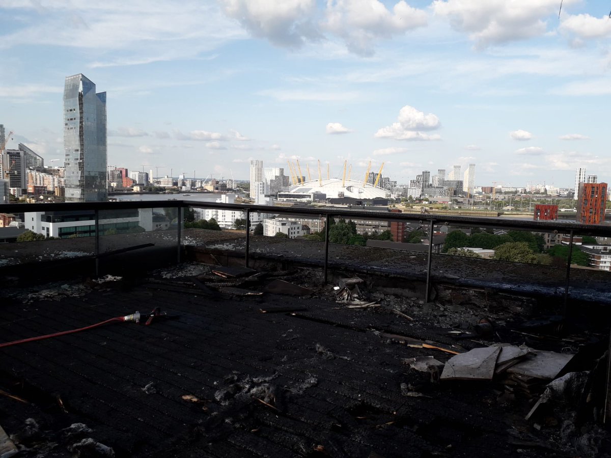 LondonFire's tweet image. #ThisWeek Firefighters issue smoking safety reminder after visible balcony fire on #IsleofDogs bit.ly/2XQwHSg