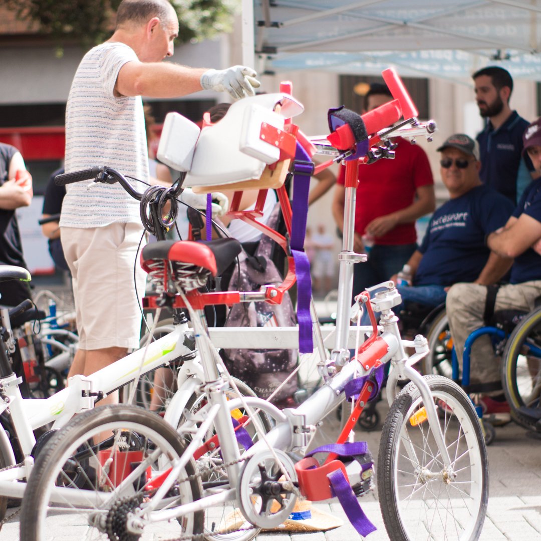 Este pasado sábado participamos en "Bicicletas para todos", un proyecto que forma parte de "Recursos Bajo Coste" que el #IMSERSO, a través del CRMF llevó a cabo en Albacete.
#deporteinclusivo #bicicletasadaptadas #albacete #metasportclm