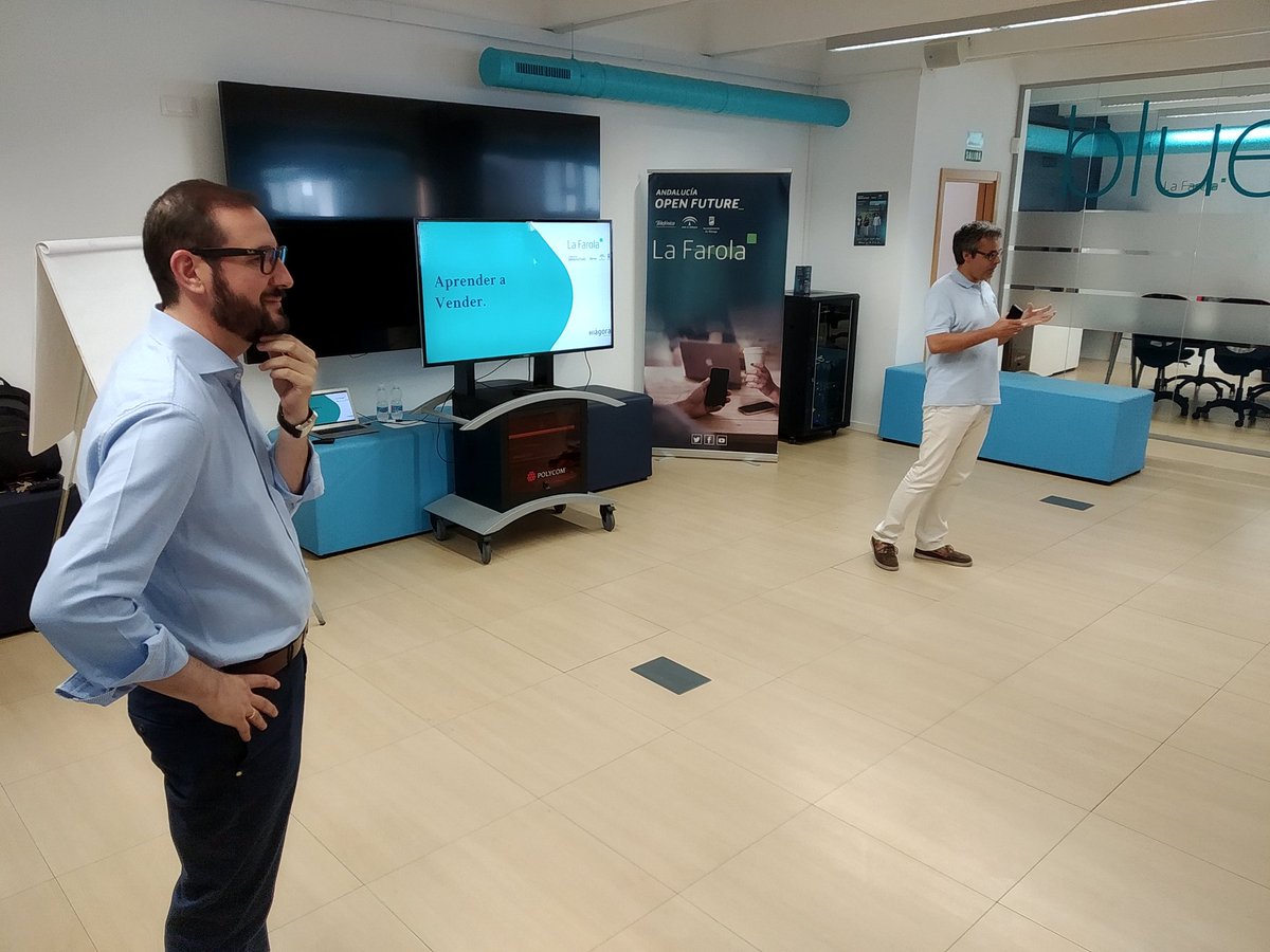 OpenFuture_And's tweet photo. #OpenDay | Hoy tenemos en #LaFarola a @padilla_ja, con quien vamos a descubrir claves prácticas en el proceso de venta 👌.

¡Mucho que aprender de este experto! @JCUrbano, director de #LaFarola, le da la bienvenida.  #SomosAOF https://t.co/v4eT5yu0aA