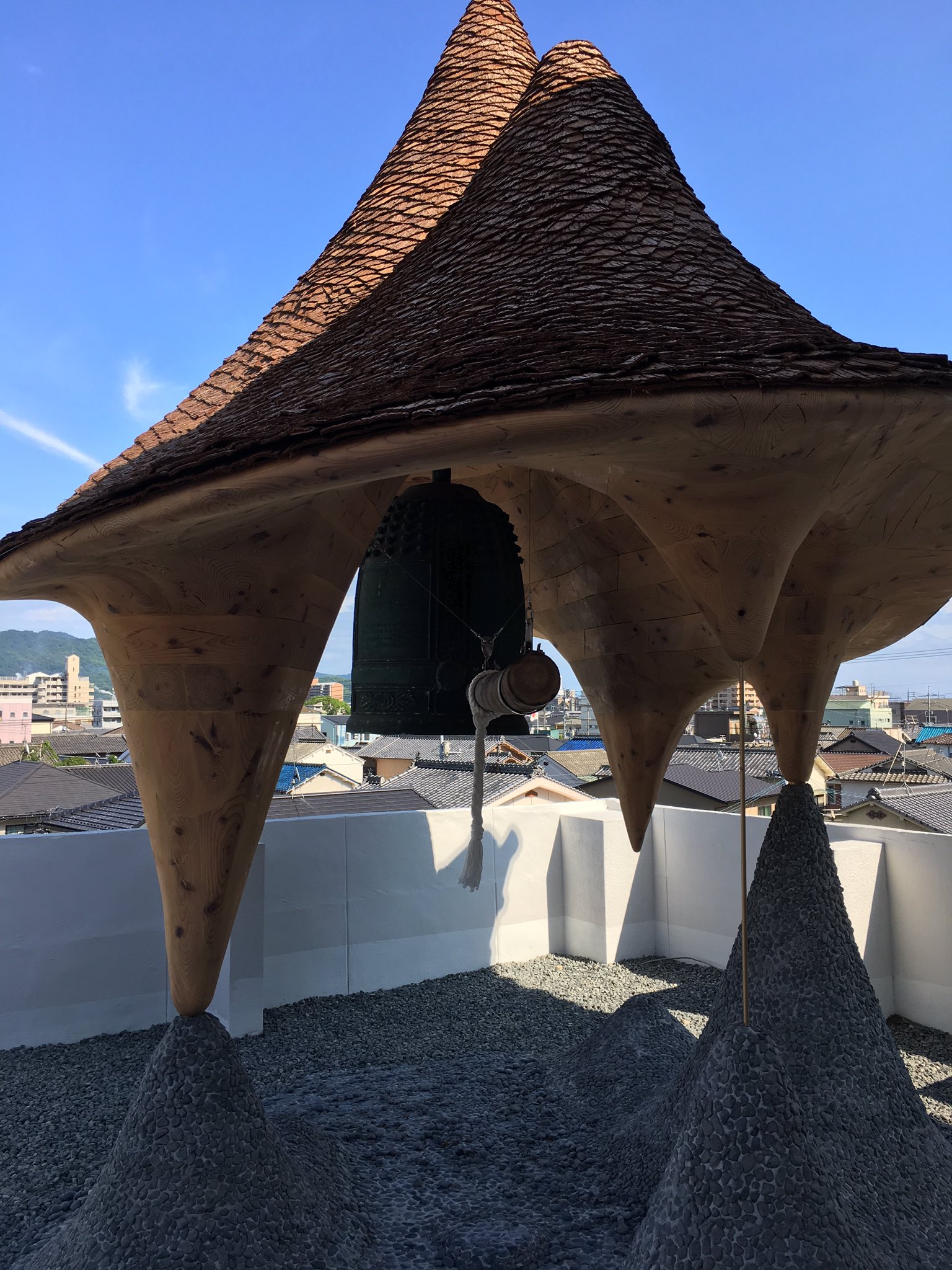 モリ 称名寺鐘撞堂完成 どの方向から見ても綺麗で 今までに見たことないような個性的な形 文章と写真より実際に見た方が凄さが何万倍も伝わるのでとりあえず1回見に行ってみて T Co Zkkqfhsliz Twitter