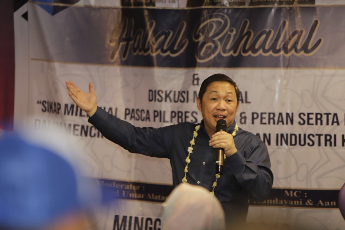 broanismatta1's tweet photo. Kalah itu biasa dalam kompetisi, yang tidak boleh itu takluk.. Semangat petarung harus tetap menggelora dan tidak boleh hilang hanya karena kalah di satu medan pertempuran..pic.twitter.com/ijsy6TuFhC https://t.co/prfNAsG7Bb https://t.co/JtAxn3BDxQ