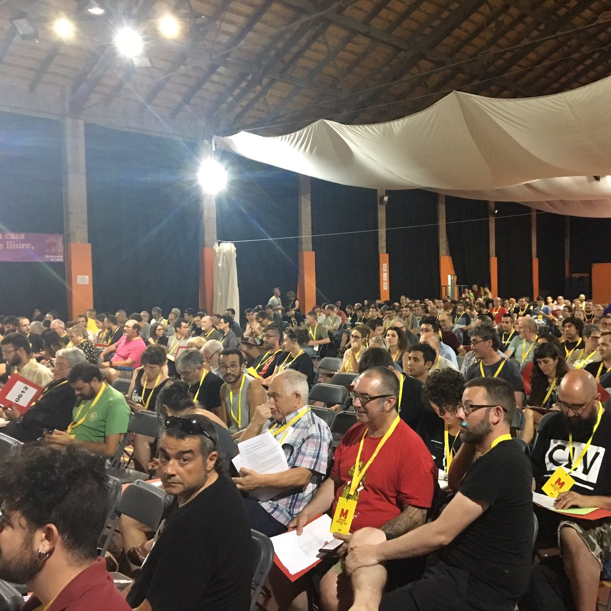 CUPSantMarti's tweet photo. Ahir Celrà va acollir centenars de militants d'arreu del territori per l'#AneCUP.
Debat i reflexió col•lectiva, idees i propostes per traçar el camí de la @cupnacional. #EntreTotesTot https://t.co/Q78ZyKlRKz