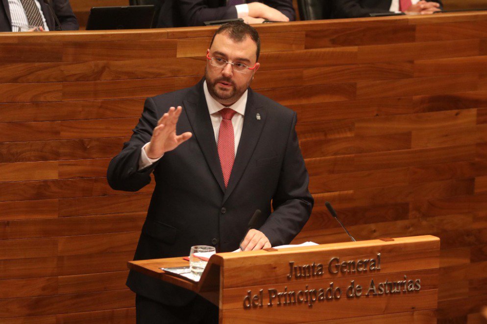 PSOE's tweet photo. 🌹¡Enhorabuena compañero, @AdrianBarbon!

Asturias seguirá siendo socialista los próximos cuatro años, una legislatura que estará marcada por:

👨‍🏭 El empleo
⛏ Una industria competitiva
👩‍🔬 La ciencia
👩‍⚕️ Los servicios públicos
🙋‍♀️ La Igualdad
🏞 Reto Demográfico

#EspañaAvanza ⏩ https://t.co/VLuKh3etLG