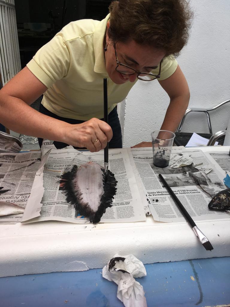 Última clase del curso artesanal de creación de #papel con el artista #DomingoMartínez que nos mostró la técnica de #GYOTAKU. 🐠

#cadiz #paper #workshop #fish