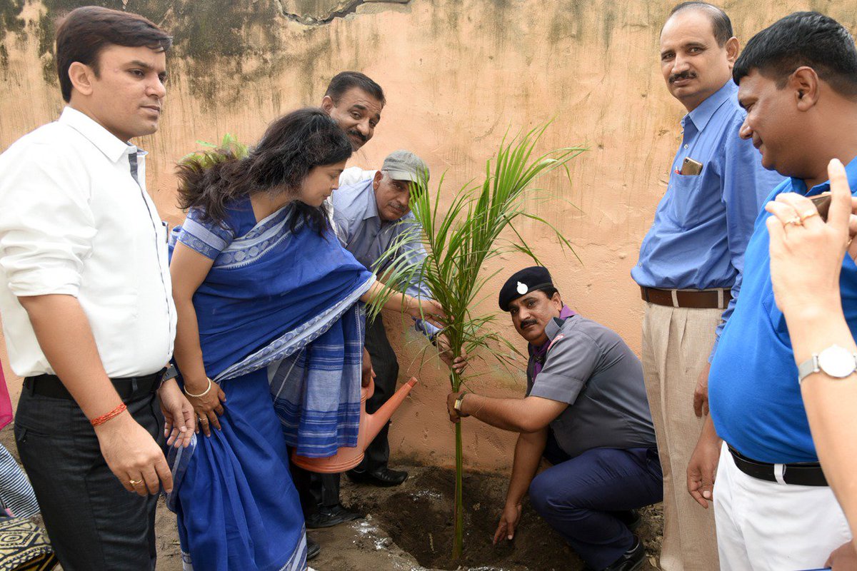 StateScout's tweet photo. राजसमंद मुख्यालय पर पर जल शक्ति अभियान के अंतर्गत ईको क्लब द्वारा राबाउमावि कांकरोली में आतिथ्य में वृक्षारोपण कार्यक्रम किया गया।
इस अवसर पर श्रीमती निमिषा गुप्ता मुख्य कार्यकारी अधिकारी जिला परिषद् एवं श्री दिनेश सापेला अति. मुख्य कार्यकारी अधिकारी जिला परिषद् उपस्थित रहे। https://t.co/svn7G4IBHn