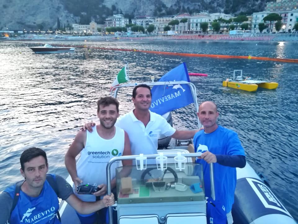 MarevivoETS's tweet photo. Quando ambiente, Sud e innovazione si incontrano 🌊☀️
Siamo al fianco dei ragazzi di #GreenTechSolution per recuperare la plastica dal mare della #CostieraAmalfitana!
La start-up napoletana ha realizzato un sistema innovativo per la raccolta della #plastica galleggiante. https://t.co/G5NoG0y0Ch
