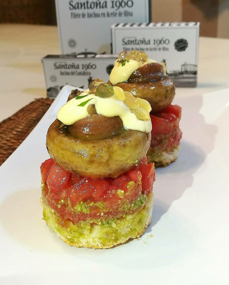 Nuestra #anchoa puede con todo 💪😂 … tomate + champiñón + <a href="/Conservas1960/">Conservas Santoña 1960 🐟⚓</a> #Santoña = 👉 Tosta deliciosa 😉
  Comparte el sabor, comparte 1960 
  Feliz lunes
  #Gourmet #Gastro #LasMejores #Producto