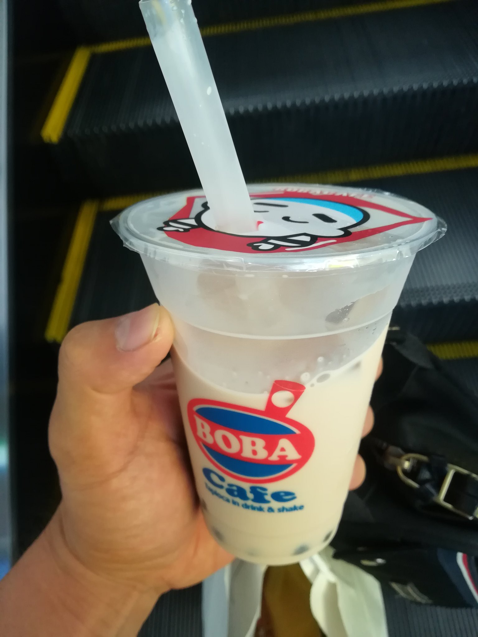 加藤光貴 近鉄四日市駅のbobacafeのタピオカうまい Bobaミルクティーとかいう謎のネーミングだったけど これで360円 安い うまい 当たり 名古屋のジアレイに何時間も並ぶより100倍いい 頼んで3秒ぐらいで出てきたし