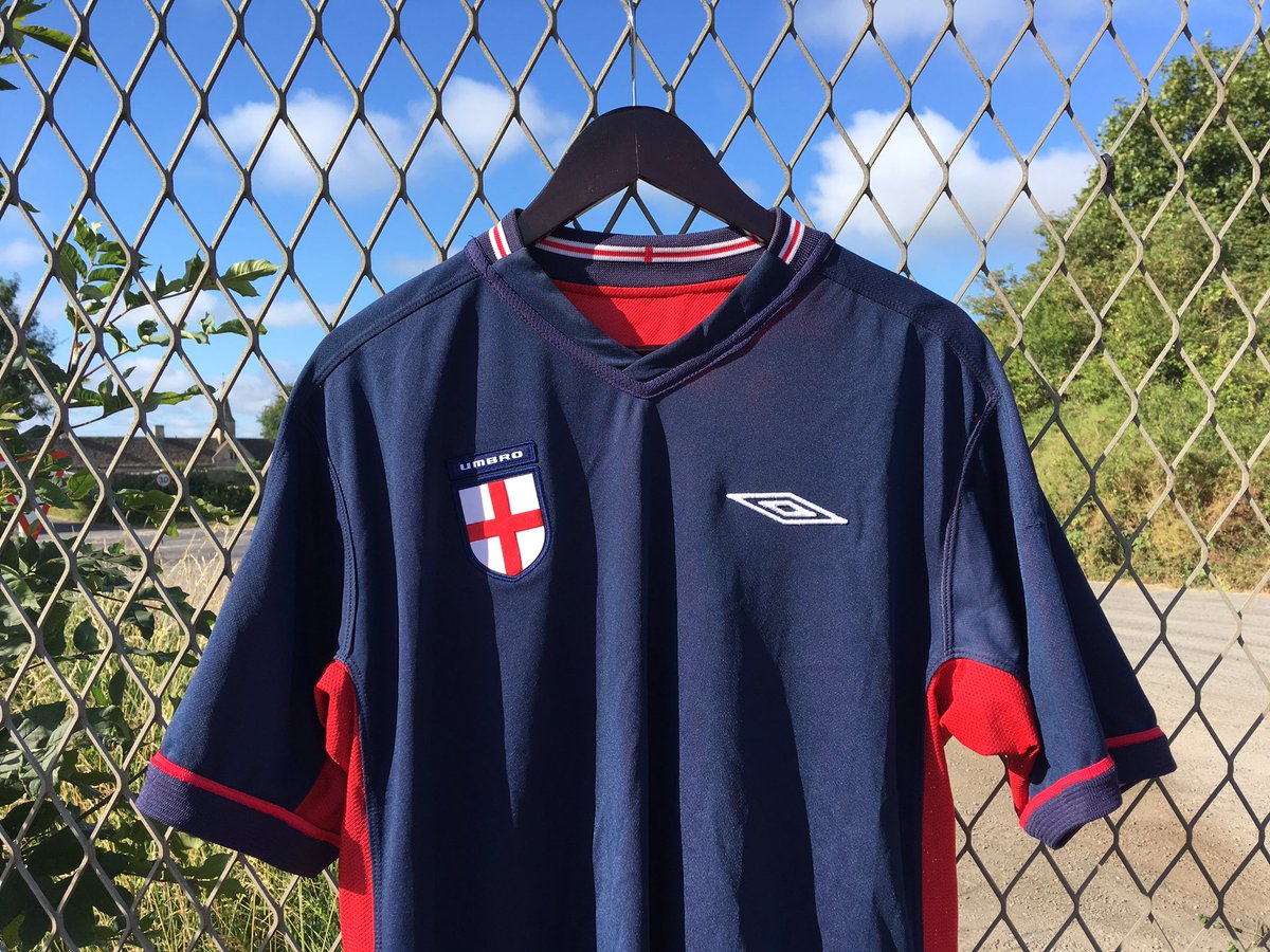 TheKitmanUK's tweet photo. 🚨#Competition Time! 🚨

#Win this Large #England 2002-04 away shirt! 🏴󠁧󠁢󠁥󠁮󠁧󠁿🔴⚽️👕

To enter simply,

1. Follow @TheKitmanUK 

2. RT &amp; Like this post

3. Comment #TheKitman

Winner Announced 1/8/19

See all our shirts 👉🏻 https://t.co/DI88grjm5x

#Umbro #WeAreEngland #ENG #ThreeLions https://t.co/hkTE9YqwK7