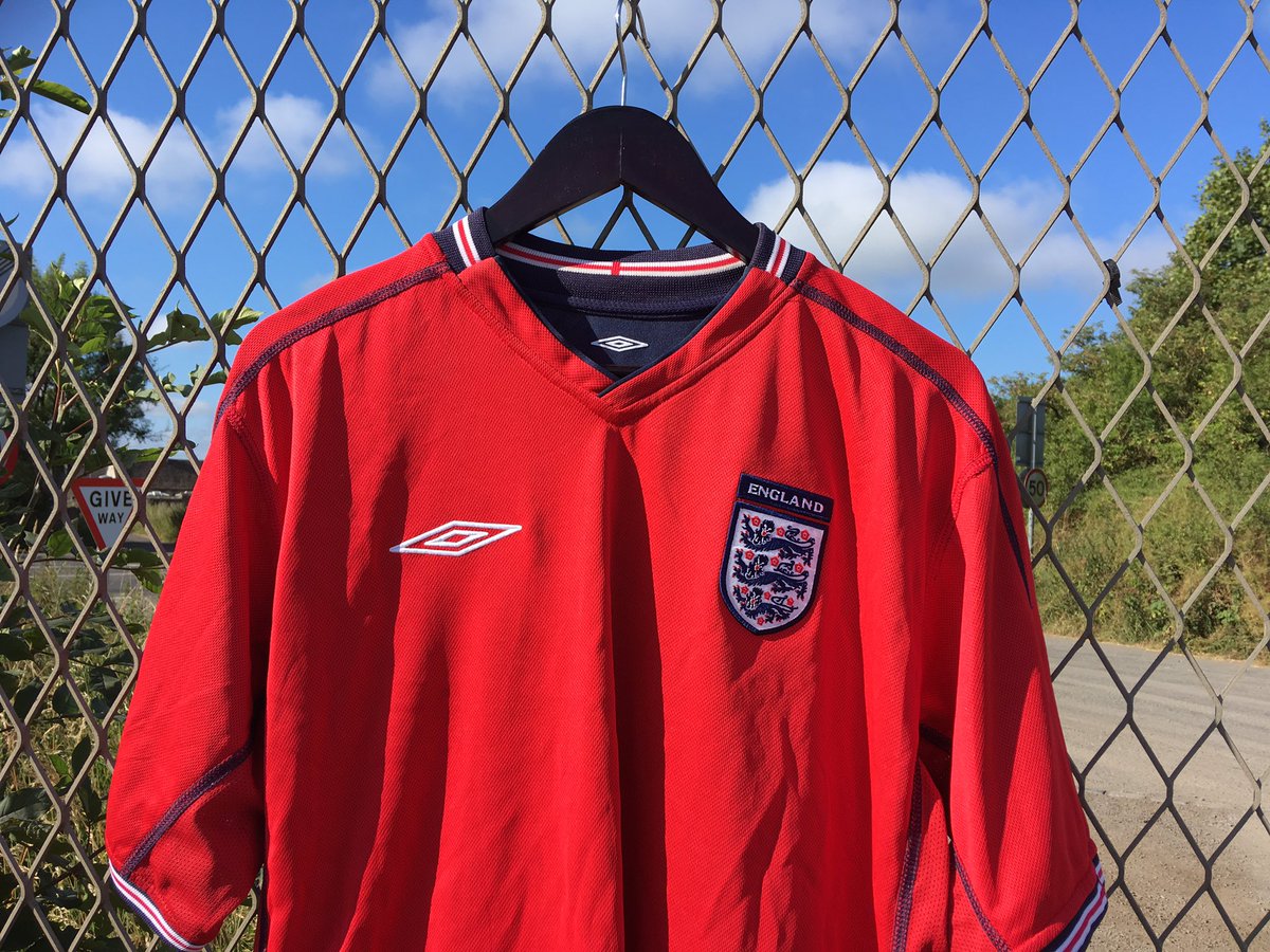 TheKitmanUK's tweet photo. 🚨#Competition Time! 🚨

#Win this Large #England 2002-04 away shirt! 🏴󠁧󠁢󠁥󠁮󠁧󠁿🔴⚽️👕

To enter simply,

1. Follow @TheKitmanUK 

2. RT &amp; Like this post

3. Comment #TheKitman

Winner Announced 1/8/19

See all our shirts 👉🏻 https://t.co/DI88grjm5x

#Umbro #WeAreEngland #ENG #ThreeLions https://t.co/hkTE9YqwK7