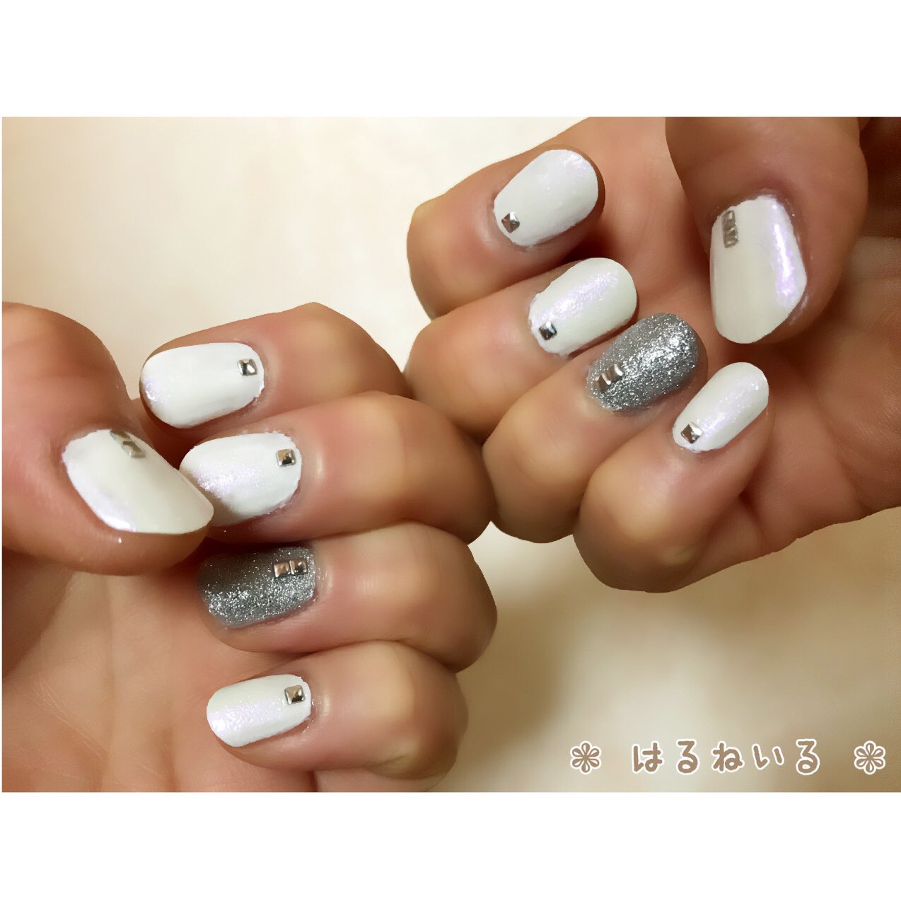 Haru A Twitter シンプルホワイトネイル ネイル セルフネイル ポリッシュ ホワイトネイル シンプルネイル ワンカラーネイル クールネイル フレンドネイル Nailholic Kose スタッズネイル ダイソー レブロントランスフォーミングエフェクツトップ