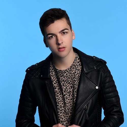 This Weekend! #Newcastle based Singer/Songwriter <a href="/DanielBurnettUK/">Daniel Burnett</a> is playing a hometown gig at #Tynemouth’s <a href="/SurfCafeTM/">Tynemouth Surf Cafe</a> Last chance to grab your tickets: bit.ly/TLDanielBurnett