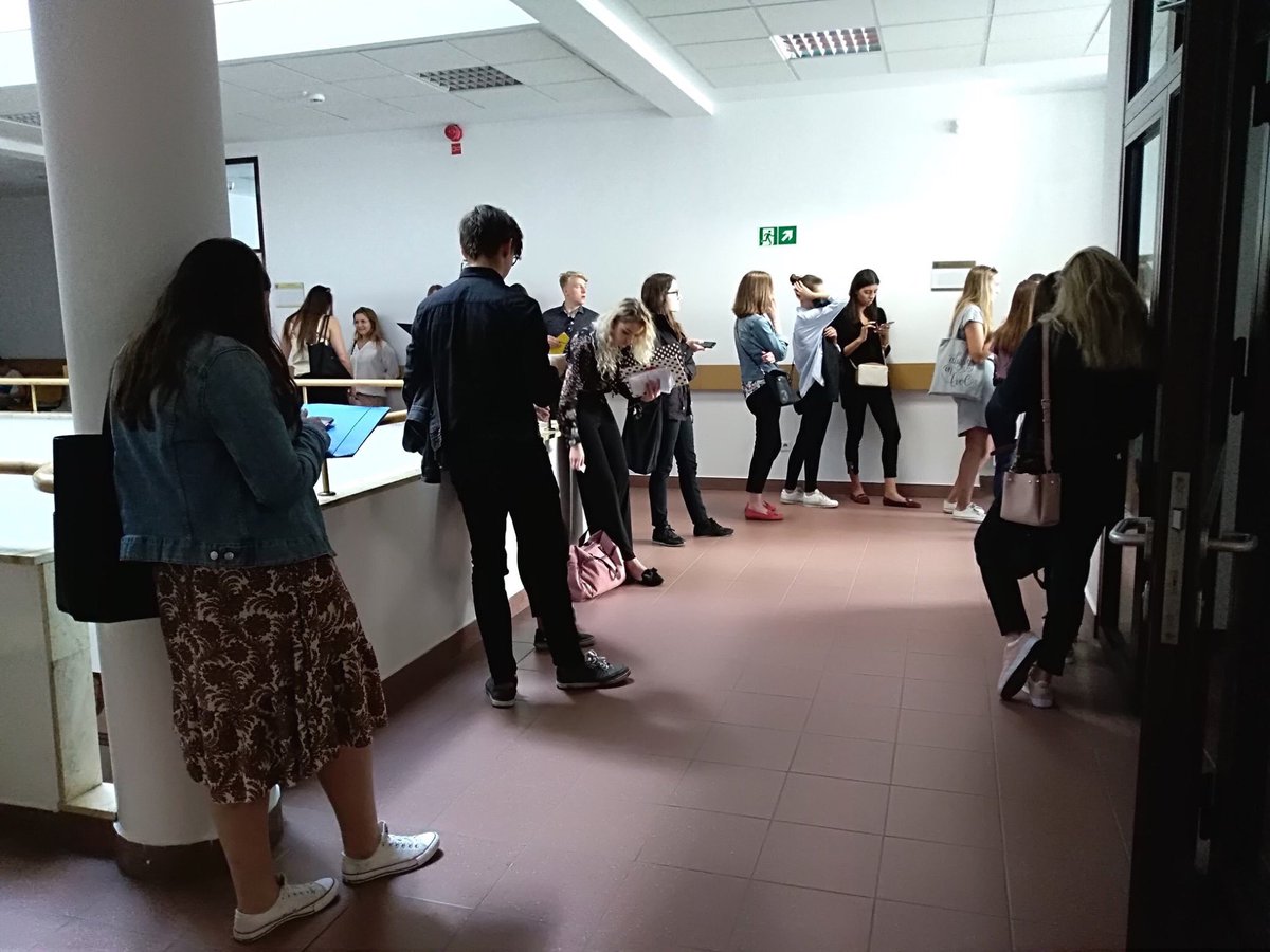 teologiauksw2's tweet photo. 🎓🎓🎓 Powoli dobiegają końca rozmowy kwalifikacyjne pierwszego dnia rekrutacji :) bardzo ciekawi Kandydaci i niesamowite spotkania w komisjach - bardzo się cieszymy 😎 #rekrutacja #studia https://t.co/Rt5iJpoqSx