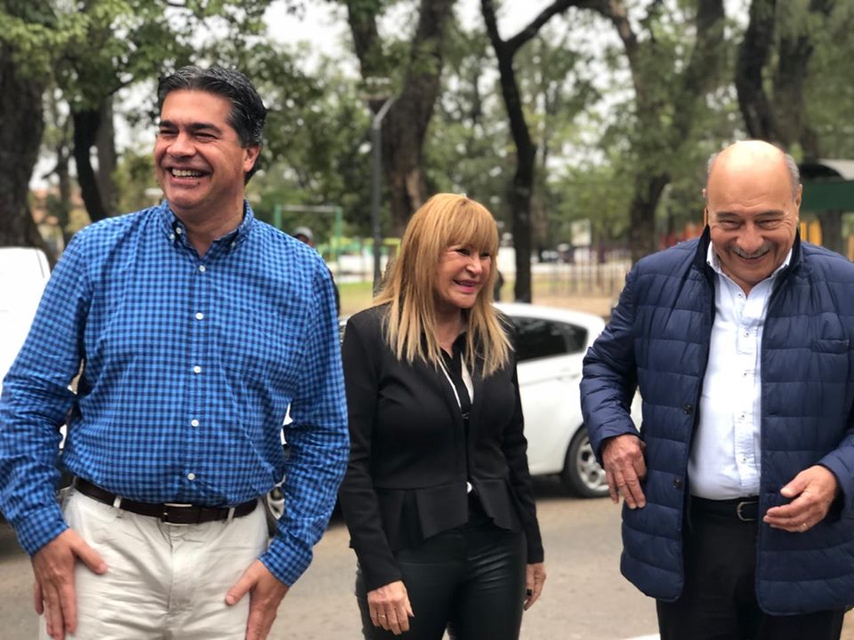 MuniResistencia's tweet photo. 👏😊🌳LA CIUDAD SUMA UN NUEVO #EspacioPúblico

🙋‍♂️🙋‍♀️Nuestro intendente, @jmcapitanich, inauguró el Paseo de los Intendentes, una pequeña obra en reconocimiento a las Jefas y Jefes Comunales. ¡En este espacio, que se extiende 100 metros sobre el parterre de la avenida Belgrano... https://t.co/WhsZlAC2UM