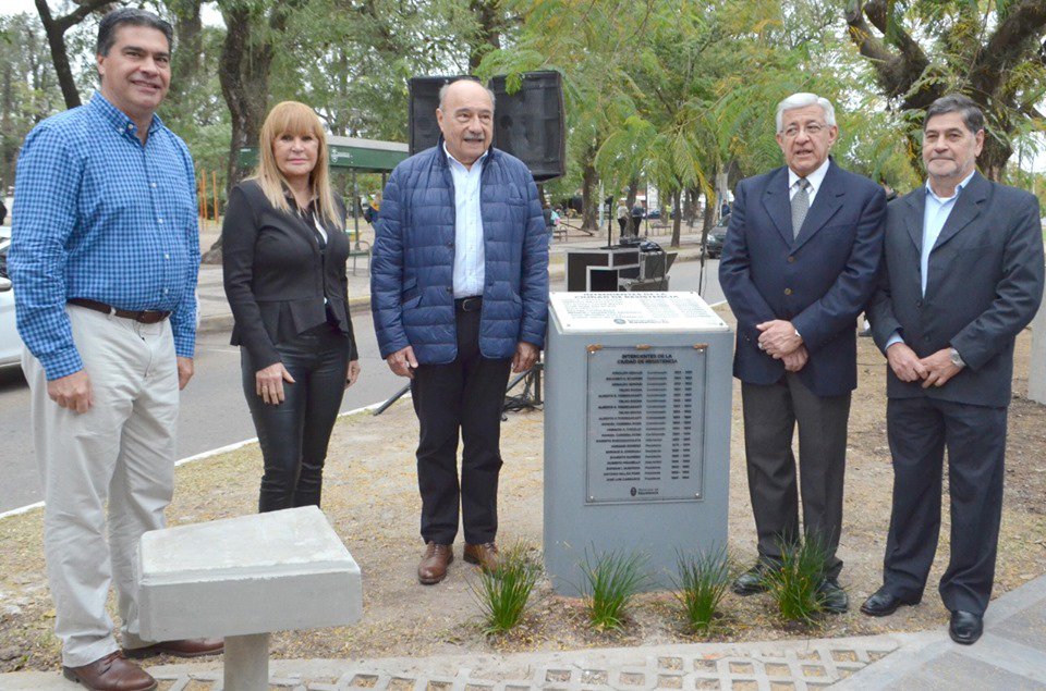 MuniResistencia's tweet photo. 👏😊🌳LA CIUDAD SUMA UN NUEVO #EspacioPúblico

🙋‍♂️🙋‍♀️Nuestro intendente, @jmcapitanich, inauguró el Paseo de los Intendentes, una pequeña obra en reconocimiento a las Jefas y Jefes Comunales. ¡En este espacio, que se extiende 100 metros sobre el parterre de la avenida Belgrano... https://t.co/WhsZlAC2UM