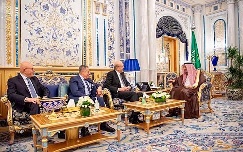 Najib_Mikati's tweet photo. تشرفنا مع الرئيسين فؤاد السنيورة وتمام سلام بلقاء خادم الحرمين الشريفين  جلالة الملك سلمان بن عبدالعزيز آل سعود، في قصر السلام في جدة اليوم ،حيث عرضنا العلاقات الأخوية  بين بلدينا واكد جلالته حرص المملكة على أمن لبنان واستقراره. https://t.co/YSk3cSEg4w