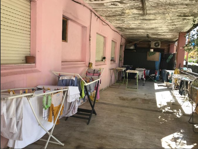 Gaia93712891's tweet photo. #15luglio
#CardinalCapranica

Le foto della scuola di #Primavalle che stanno sgomberando: panni stesi, vestiti, frammenti di vita vissuta. Famiglie 👪 Da domani vi sentirete tutti più sicuri? Essere poveri non è una colpa, prendersela con i più deboli per ottenere consenso, sì. https://t.co/i8bOSK49ji