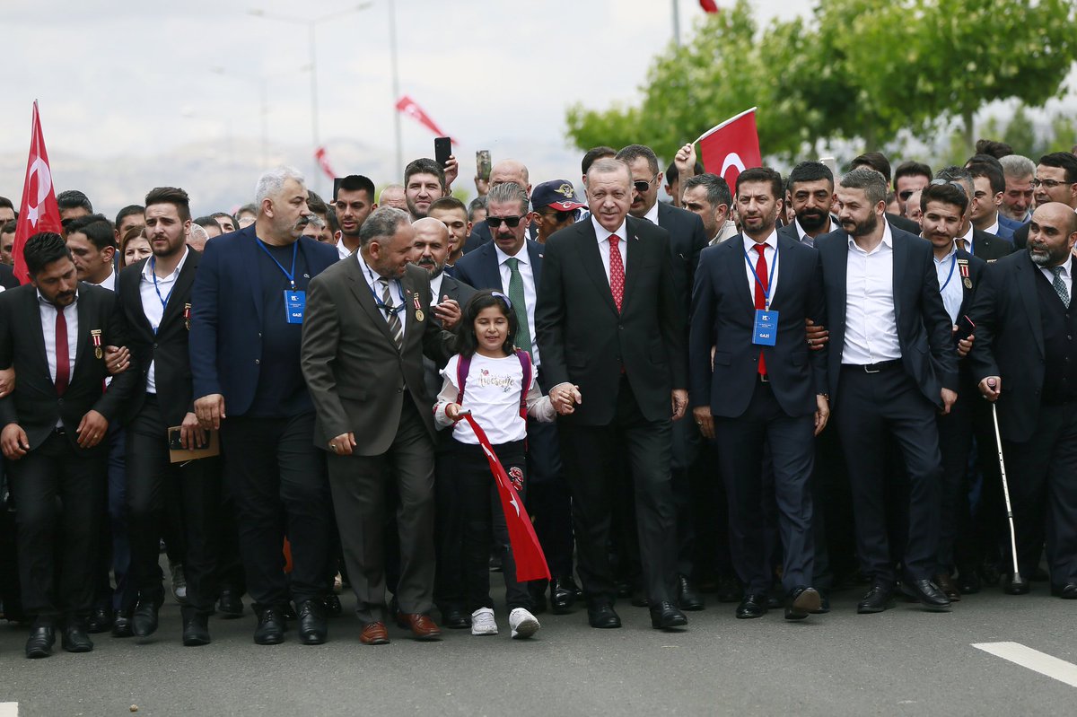 Cumhurbaşkanı <a href="/RTErdogan/">Recep Tayyip Erdoğan</a>, 15 Temmuz Demokrasi ve Millî Birlik Günü dolayısıyla düzenlenen program kapsamında 15 Temmuz Şehitler Abidesi'ne çiçek bıraktı. #15TemmuzDestanı