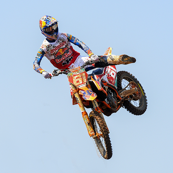PirelliMoto's tweet photo. The new SCX solutions dominates the #WorldSBK weekend with @jonathanrea and @ChazDavies7 splitting wins, while @timgajser243 and @jorgeprado61 take the double in #MXGP and #MX2.
#Pirelli #PirelliMoto #MXGP2019 #ScorpionMX32 #USAWorldSBK #LagunaSeca #MXGPAsia https://t.co/nsXB82Q9kB