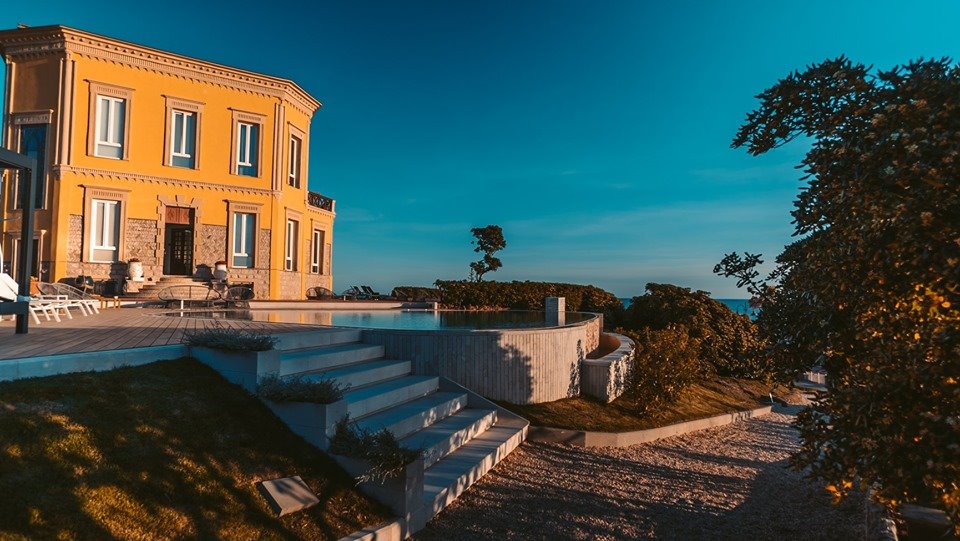 Una dimora storica sul lungomare di Alghero, con vedute spettacolari dall'alba al tramonto su Capo Caccia. Villa Mosca weddingtosardinia.it/villa-mosca
#capocaccia #alghero #alguer #weddingtosardinia #villamosca #villamoscaalghero #destinationwedding #weddinginalghero #sardiniaweddings