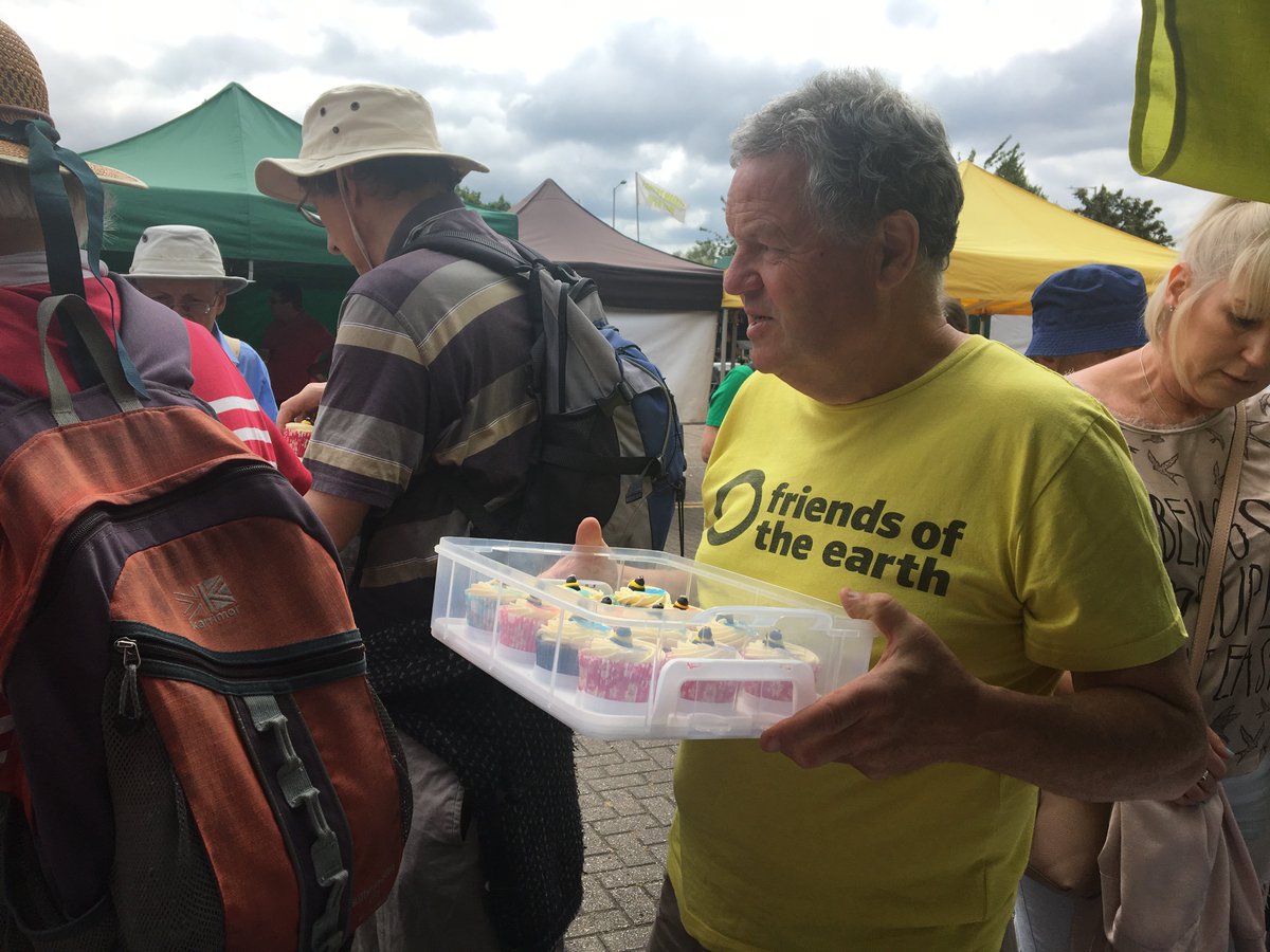 TandMFoe's tweet photo. We couldn't do without our volunteers that kindly give their time to the various causes we support. Thank you Anthony Bales for organising the BEE WALK. Thank you so much @iancbeavis for leading the bee walk &amp; enlightening us all about bees. #Tonbridge https://t.co/79f7V089jk