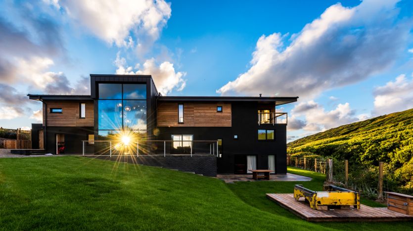 HousePartyS's tweet photo. The perfect #coastal #beach house @BarfordHouse in north #Cornwall 

New to our portfolio of luxury exclusive hire properties - 6 stylish en suite bedrooms, games room, hot tub, huge gardens, private beach - a truly stunning beach setting.

https://t.co/xPGAAgebqe https://t.co/He9ZfZhT8N
