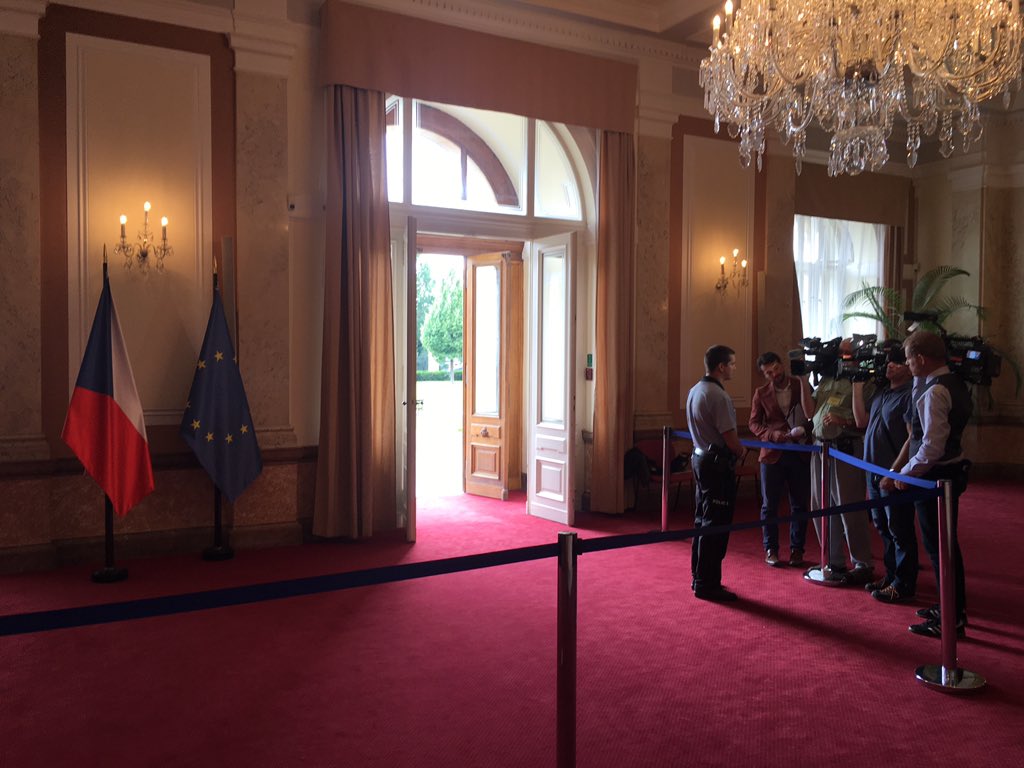 Simao_09's tweet photo. Rekonstrukce Babišovy vlády už probíhá. (Zatím) však nikoli kvůli kauze Šmarda a případnému odchodu ministrů za ČSSD. Ti dnes budou ve Strakovce chybět, nahradí je náměstci. V náhradních prostorách proběhne i doorstep @Blesk24 https://t.co/Y2mvtmqYaM https://t.co/FNJFHwpD1j