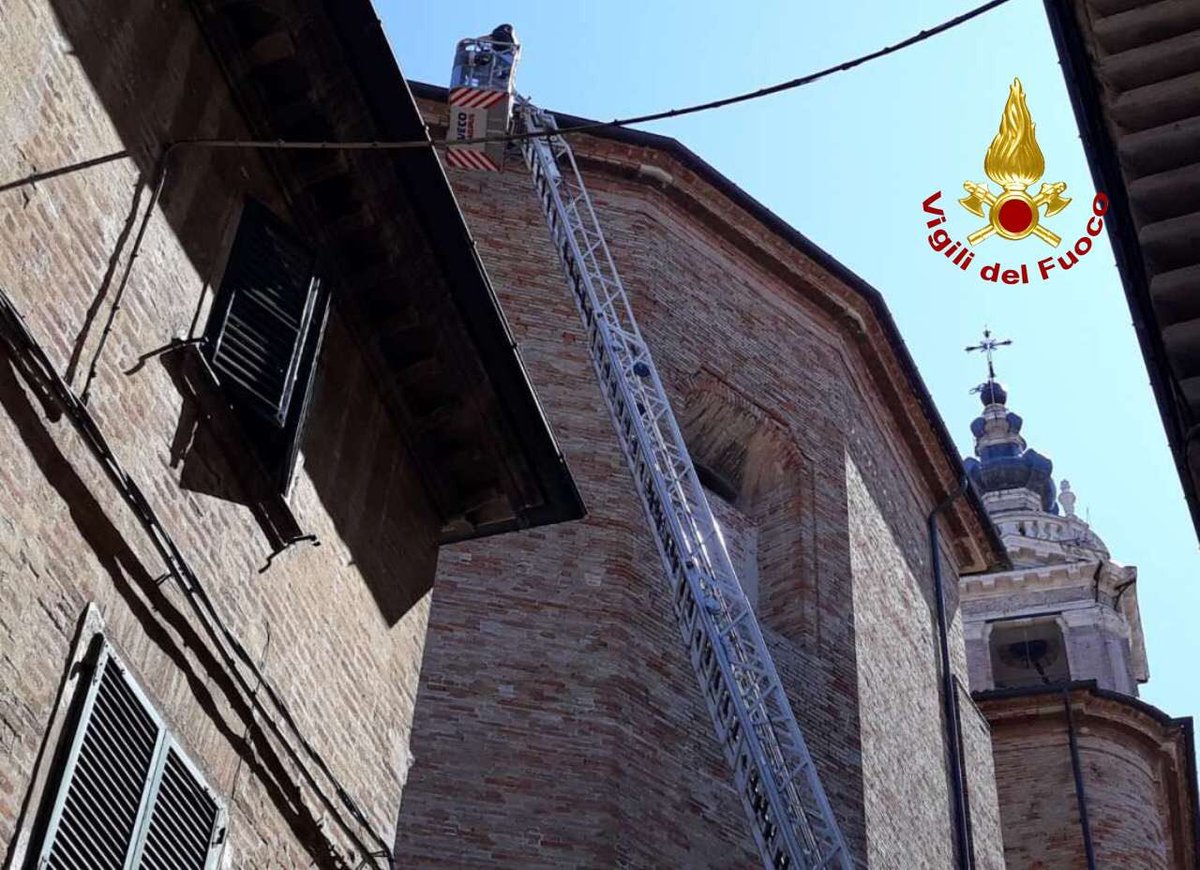vigilidelfuoco's tweet photo. Continua l’opera di messa in sicurezza dei #vigilidelfuoco a seguito del maltempo che ha colpito la costa marchigiana la settimana scorsa. Ieri le squadre sono intervenute con l’#autoscala per rimuovere alcune tegole pericolanti sul Duomo di #Jesi (AN) #soccorsiquotidiani https://t.co/5sEqBm18fk